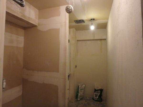 (14)給湯室壁、天井パテ補修