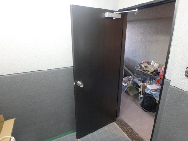 (11)トイレ扉シート貼り2