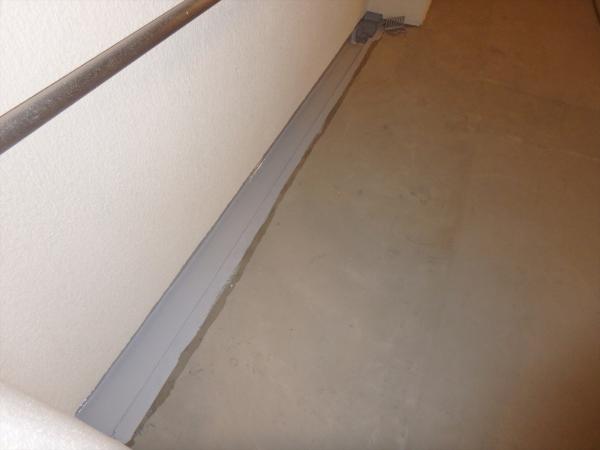(14)1階廊下排水溝防水塗装