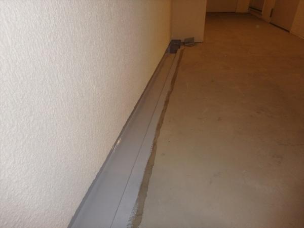 (15)3階廊下排水溝防水塗装
