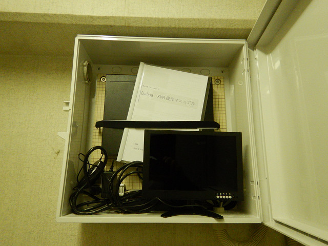 8.管理室内モニター、HDD収納